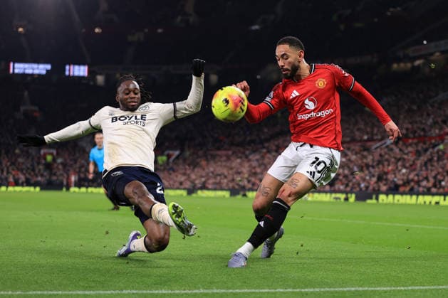 Football - Premier League - Manchester United, ManU v West Ham United 4th December 2025 - Premier League - Manchester United v West Ham United - Aaron Wan-Bissaka of West Ham United and Matheus Cunha of Manchester United - Photo: Simon Stacpoole Offside. Manchester UK Copyright: xSimonxStacpoolexOffside