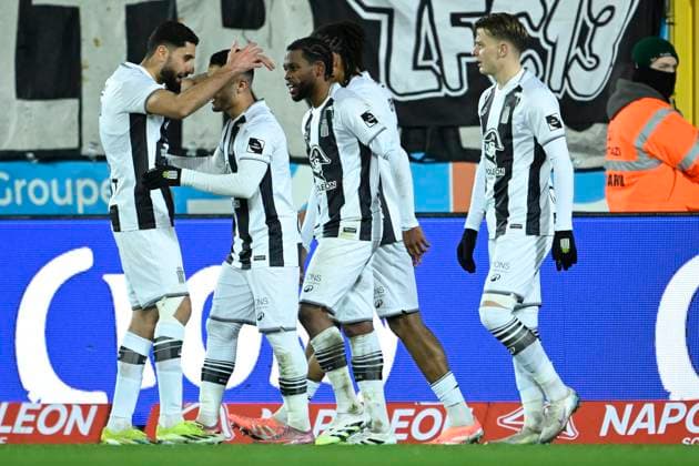 Sporting Charleroi v KV Mechelen - Belgian Croky Cup CHARLEROI, BELGIUM - DECEMBER 04 : Nzita Mardochee defender of Sporting Charleroi celebrates scoring a goal with teammates during the Belgian Croky Cup round of 16 match between Sporting Charleroi and KV Mechelen on December 4, 2025 in Charleroi, Belgium, 04 12 2025 Charleroi Belgium  Copyright: xNicoxVereeckenx