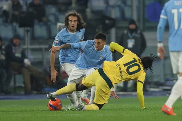 SS Lazio v AC Milan - Coppa Italia Matias Vecino of Lazio and Rafael Leao of Milan participate in the Coppa Italia soccer match, round of 16, between SS Lazio and AC Milan at Stadio Olimpico in Rome, Italy, on October 26, 2025. Rome Italy  Copyright: xCiroxDexLucax originalFilename:deluca-sslazioj251204_npMN0.jpg