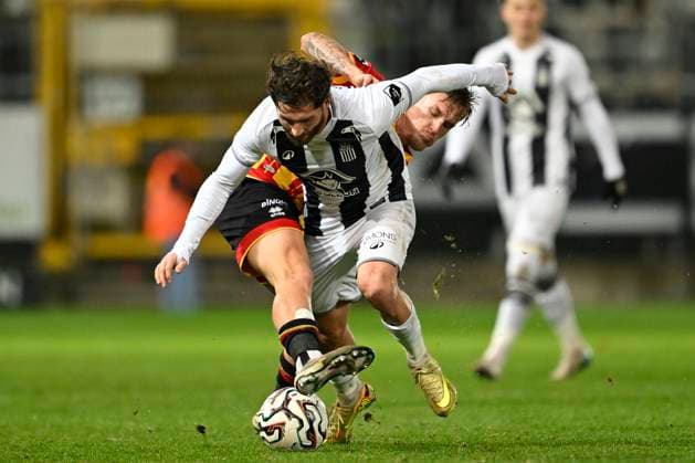 Sporting Charleroi v KV Mechelen - Belgian Croky Cup CHARLEROI, BELGIUM - DECEMBER 04 : Bernier Antoine forward of Sporting Charleroi is fighting for the ball with Hammar Fredrik midfielder of KV Mechelen during the Belgian Croky Cup round of 16 match between Sporting Charleroi and KV Mechelen on December 4, 2025 in Charleroi, Belgium, 04 12 2025 Charleroi Belgium  Copyright: xNicoxVereeckenx