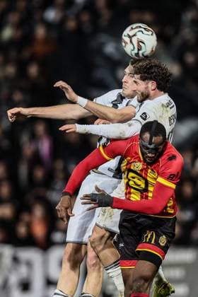 Charleroi s Aurelien Scheidler, Charleroi s Antoine Bernier and Mechelen s Mory Konate fight for the ball during a soccer game between Sporting Charleroi and KV Mechelen, in the 1 8 final of the Croky Cup Belgian cup, Thursday 04 December 2025 in Charleroi. BRUNOxFAHY  x146537783x