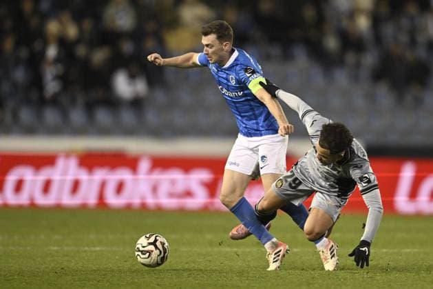 Genk s Bryan Heynen and Anderlecht s Mario Stroeykens fight for the ball during a soccer game between KRC Genk and RSC Anderlecht, in the 1 8 final of the Croky Cup Belgian cup, Thursday 04 December 2025 in Genk. JOHAN EYCKENS JohanxEyckens  x146537955x