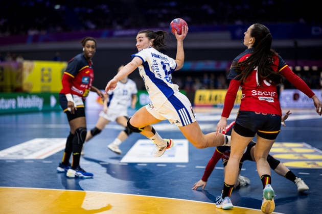DORTMUND, GERMANY - DECEMBER 4: Elin Klara Thorkelsdottir (Iceland, 17) with the ball, tries to score during the 27th IHF Women’s World Handball Championship match between Iceland vs. Spain at Westfalenhalle on matchday 3 of the main round of the 27th IHF Women’s World Handball Championship on December 4, 2025 in Dortmund, Germany. North Rhine Westphalia Germany Copyright: xBEAUTIFULxSPORTS Wunderlx