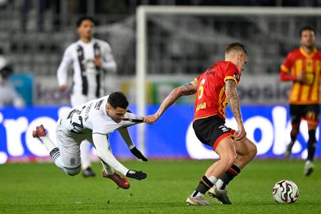 Sporting Charleroi v KV Mechelen - Belgian Croky Cup CHARLEROI, BELGIUM - DECEMBER 04 : Titraoui Yassine midfielder of Sporting Charleroi is challenged by Hammar Fredrik midfielder of KV Mechelen during the Belgian Croky Cup round of 16 match between Sporting Charleroi and KV Mechelen on December 4, 2025 in Charleroi, Belgium, 04 12 2025 Charleroi Belgium  Copyright: xNicoxVereeckenx