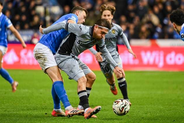 KRC Genk v RSC Anderlecht - Belgian Croky Cup GENK, BELGIUM - DECEMBER 04 : Heynen Bryan midfielder of KRC Genk, Bertaccini Adriano forward of RSC Anderlecht in action during the Belgian Croky Cup round of 16 match between KRC Genk and RSC Anderlecht on December 4, 2025 in Genk, Belgium, 04 12 2025 Genk Belgium  Copyright: xVincentxKalutx