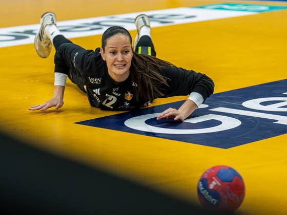Hafdis Renoetudottir (Island, 12) schaut dem Ball hinterher, Spanien vs. Island, Handball, Weltmeisterschaft, Frauen, Spielzeit 2025 2026, 04.12.2025, Spanien vs. Island, Handball, Weltmeisterschaft, Frauen, Spielzeit 2025 2026, 04.12.2025 Dortmund Copyright: xEibner-Pressefoto MichaelxSchmidx EP_MST