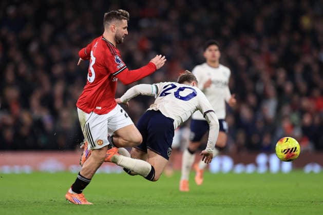 Football - Premier League - Manchester United, ManU v West Ham United 4th December 2025 - Premier League - Manchester United v West Ham United - Luke Shaw of Manchester United tackles Jarrod Bowen of West Ham United - Photo: Simon Stacpoole Offside. Manchester UK Copyright: xSimonxStacpoolexOffside