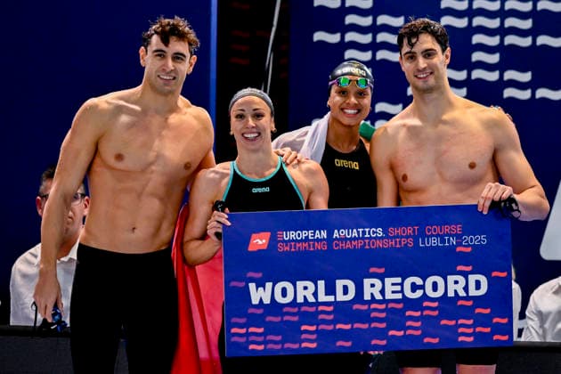 Sport Bilder des Tages Leonardo Deplano; Silvia Di Pietro; Sara Curtis ; Lorenzo Zazzeri of Italy celebrates after winning the gold medal in the 4X50m. Freestyle Relay Mixed with the New World Record during the European Short Course Swimming Championships at Aqua Lublin in Lublin (Poland), 04 December, 2025. AndreaxMasini