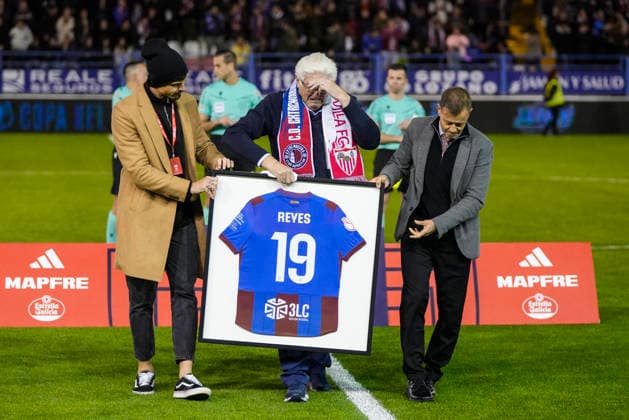 December 4, 2025, Extremadura, Extremadura, SPAIN: Tribute of Jose Antonio Reyes during the Copa del Rey, second round, football match played between CD Extremadura 1924 and Sevilla FC at Francisco de la Hera stadium on December 4, 2025, in Extremadura, Spain. Extremadura SPAIN - ZUMAa181 20251204_zaa_a181_068 Copyright: xJoaquinxCorcherox