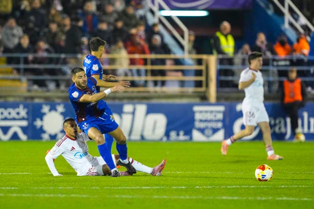 December 4, 2025, Extremadura, Extremadura, SPAIN: Marcos Manchon of CD Extremadura 1924 and Alexis Sanchez of Sevilla FC in action during the Copa del Rey, second round, football match played between CD Extremadura 1924 and Sevilla FC at Francisco de la Hera stadium on December 4, 2025, in Extremadura, Spain. Extremadura SPAIN - ZUMAa181 20251204_zaa_a181_093 Copyright: xJoaquinxCorcherox