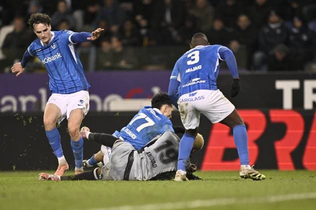 Genk s Nikolas Sattlberger and Anderlecht s Nilson Angulo fight for the ball during a soccer game between KRC Genk and RSC Anderlecht, in the 1 8 final of the Croky Cup Belgian cup, Thursday 04 December 2025 in Genk. JOHAN EYCKENS JohanxEyckens  x146543198x