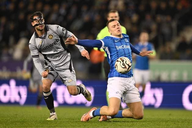Anderlecht s Enric Llansana and Genk s Daan Heymans fight for the ball during a soccer game between KRC Genk and RSC Anderlecht, in the 1 8 final of the Croky Cup Belgian cup, Thursday 04 December 2025 in Genk. JOHAN EYCKENS JohanxEyckens  x146544174x