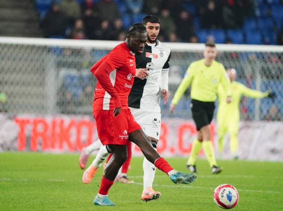 04.12.2025 Basel Schweiz .Fussball Herren Saison 2025 2026 Cup FC Basel - FC Grand-Saconnex. 3:1 Bild : Gabriel Passi Mafuta (FC Grand-Saconnex) Aktion Einzelbild