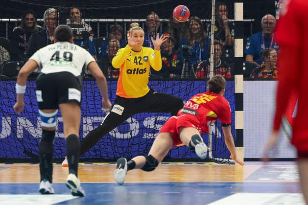 GER, Dortmund, 27th Wommen s World Championship, WM, Weltmeisterschaft 2025, Hauptrunde Main Round, Gruppe Group II, 2. Runde Round: Montenegro (MNE) vs. Deutschland Germany (GER) 04.12.2025, Westfalenhalle, Dortmund, GER, Dortmund, 27th Wommen s World Championship 2025, Hauptrunde Main Round, Gruppe Group II, 2. Runde Round: Montenegro (MNE) vs. Deutschland Germany (GER) , im Bild: Katharina Filter Torhueterin (Ger 42), haelt einen 7 Meter von Jelena VUKÄaEVIÄÜ (MNE 15),