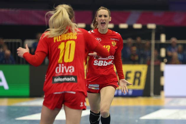 GER, Dortmund, 27th Wommen s World Championship, WM, Weltmeisterschaft 2025, Hauptrunde Main Round, Gruppe Group II, 2. Runde Round: Montenegro (MNE) vs. Deutschland Germany (GER) 04.12.2025, Westfalenhalle, Dortmund, GER, Dortmund, 27th Wommen s World Championship 2025, Hauptrunde Main Round, Gruppe Group II, 2. Runde Round: Montenegro (MNE) vs. Deutschland Germany (GER) , im Bild: Torjubel Jubel Jubellauf, Dijana TRIVIÄÜ (MNE 13), mit Matea PLETIKOSIÄÜ (MNE 10),