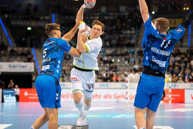 Handball I Herren I Saison 2025-2026 I Bundesliga I 11. Spieltag I TVB Stuttgart - HSG Wetzlar I 04.12.2025 Justin Müller (25, HSG Wetzlar) im Wurf verteidigt von Antonio Serradilla Cuenca (5, TVB Stuttgart) Stuttgart Porsche Arena Baden-Württemberg Deutschland Copyright: xLobeca MaxxPetershansx