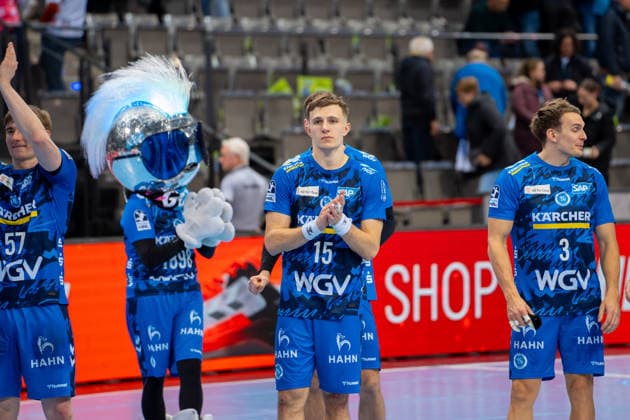 Handball I Herren I Saison 2025-2026 I Bundesliga I 11. Spieltag I TVB Stuttgart - HSG Wetzlar I 04.12.2025 Simone Mengon (15, TVB Stuttgart) nach dem Sieg Stuttgart Porsche Arena Baden-Württemberg Deutschland Copyright: xLobeca MaxxPetershansx
