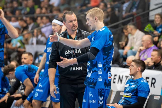 Handball I Herren I Saison 2025-2026 I Bundesliga I 11. Spieltag I TVB Stuttgart - HSG Wetzlar I 04.12.2025 Trainer Misha Kaufmann (TVB Stuttgart) und Torben Matzken (22, TVB Stuttgart) Stuttgart Porsche Arena Baden-Württemberg Deutschland Copyright: xLobeca MaxxPetershansx