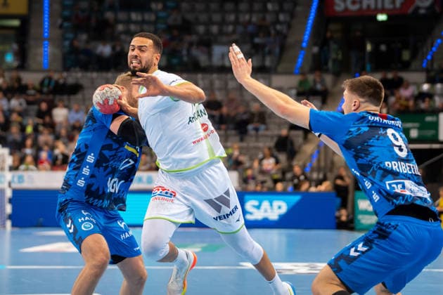 Handball I Herren I Saison 2025-2026 I Bundesliga I 11. Spieltag I TVB Stuttgart - HSG Wetzlar I 04.12.2025 Philipp Ahouansou (19, HSG Wetzlar) im Wurf Stuttgart Porsche Arena Baden-Württemberg Deutschland Copyright: xLobeca MaxxPetershansx