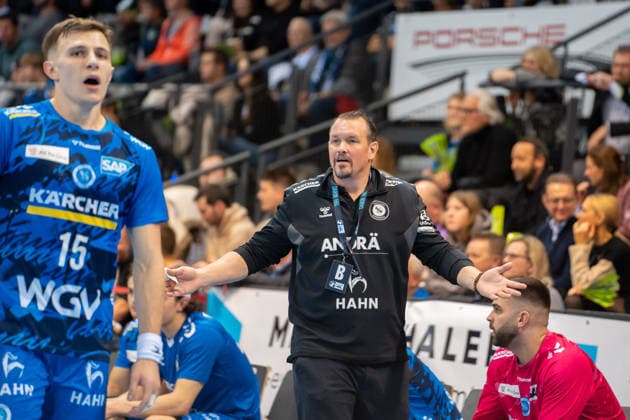 Handball I Herren I Saison 2025-2026 I Bundesliga I 11. Spieltag I TVB Stuttgart - HSG Wetzlar I 04.12.2025 Trainer Misha Kaufmann (TVB Stuttgart) Stuttgart Porsche Arena Baden-Württemberg Deutschland Copyright: xLobeca MaxxPetershansx