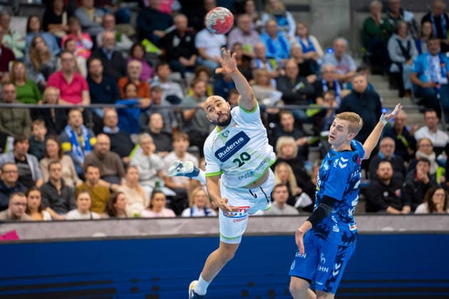 Handball I Herren I Saison 2025-2026 I Bundesliga I 11. Spieltag I TVB Stuttgart - HSG Wetzlar I 04.12.2025 David Cyrill Akakpo (20, HSG Wetzlar) im Wurf Stuttgart Porsche Arena Baden-Württemberg Deutschland Copyright: xLobeca MaxxPetershansx
