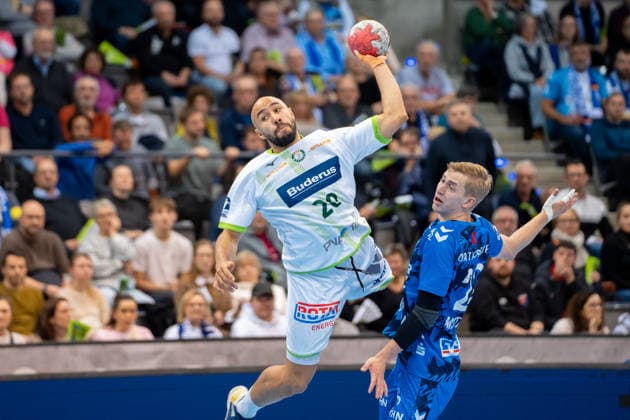 Handball I Herren I Saison 2025-2026 I Bundesliga I 11. Spieltag I TVB Stuttgart - HSG Wetzlar I 04.12.2025 David Cyrill Akakpo (20, HSG Wetzlar) im Wurf Stuttgart Porsche Arena Baden-Württemberg Deutschland Copyright: xLobeca MaxxPetershansx