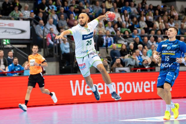 Handball I Herren I Saison 2025-2026 I Bundesliga I 11. Spieltag I TVB Stuttgart - HSG Wetzlar I 04.12.2025 David Cyrill Akakpo (20, HSG Wetzlar) im Wurf Stuttgart Porsche Arena Baden-Württemberg Deutschland Copyright: xLobeca MaxxPetershansx
