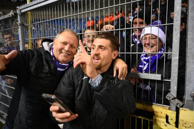 KRC Genk v RSC Anderlecht - Belgian Croky Cup GENK, BELGIUM - DECEMBER 04 : Bertaccini Adriano forward of RSC Anderlecht celebrating with fans during the Belgian Croky Cup round of 16 match between KRC Genk and RSC Anderlecht on December 4, 2025 in Genk, Belgium, 04 12 2025 Genk Belgium  Copyright: xVincentxKalutx