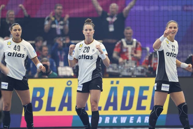 GER, Dortmund, 27th Wommen s World Championship, WM, Weltmeisterschaft 2025, Hauptrunde Main Round, Gruppe Group II, 2. Runde Round: Montenegro (MNE) vs. Deutschland Germany (GER) 04.12.2025, Westfalenhalle, Dortmund, GER, Dortmund, 27th Wommen s World Championship 2025, Hauptrunde Main Round, Gruppe Group II, 2. Runde Round: Montenegro (MNE) vs. Deutschland Germany (GER) , im Bild: Torjubel Jubel Jubellauf, Emily Vogel (Ger 20), Aimà e von Pereira (Ger 49), Xenia Smits (Ger 11),