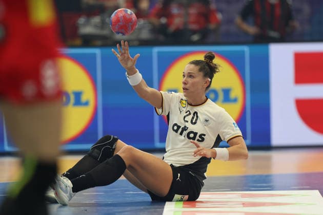 GER, Dortmund, 27th Wommen s World Championship, WM, Weltmeisterschaft 2025, Hauptrunde Main Round, Gruppe Group II, 2. Runde Round: Montenegro (MNE) vs. Deutschland Germany (GER) 04.12.2025, Westfalenhalle, Dortmund, GER, Dortmund, 27th Wommen s World Championship 2025, Hauptrunde Main Round, Gruppe Group II, 2. Runde Round: Montenegro (MNE) vs. Deutschland Germany (GER) , im Bild: Mareike Thomaier (Ger 10), am Boden sitzend passt