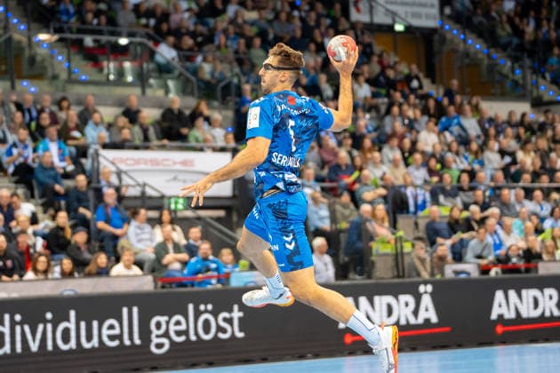 Handball I Herren I Saison 2025-2026 I Bundesliga I 11. Spieltag I TVB Stuttgart - HSG Wetzlar I 04.12.2025 Antonio Serradilla Cuenca (5, TVB Stuttgart) im Wurf Stuttgart Porsche Arena Baden-Württemberg Deutschland Copyright: xLobeca MaxxPetershansx