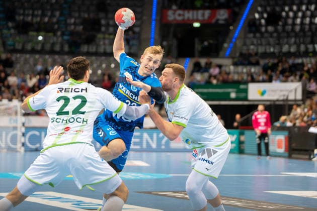 Handball I Herren I Saison 2025-2026 I Bundesliga I 11. Spieltag I TVB Stuttgart - HSG Wetzlar I 04.12.2025 Torben Matzken (22, TVB Stuttgart) im Wurf verteidigt von Jona Schoch (22, HSG Wetzlar) und Nikola Grahovac (2, HSG Wetzlar) Stuttgart Porsche Arena Baden-Württemberg Deutschland Copyright: xLobeca MaxxPetershansx