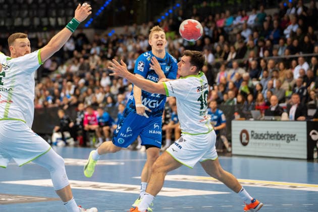 Handball I Herren I Saison 2025-2026 I Bundesliga I 11. Spieltag I TVB Stuttgart - HSG Wetzlar I 04.12.2025 Torben Matzken (22, TVB Stuttgart) im Wurf Stuttgart Porsche Arena Baden-Württemberg Deutschland Copyright: xLobeca MaxxPetershansx