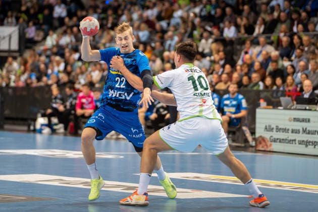 Handball I Herren I Saison 2025-2026 I Bundesliga I 11. Spieltag I TVB Stuttgart - HSG Wetzlar I 04.12.2025 Torben Matzken (22, TVB Stuttgart) verteidigt von Josip Simic (10, HSG Wetzlar) Stuttgart Porsche Arena Baden-Württemberg Deutschland Copyright: xLobeca MaxxPetershansx