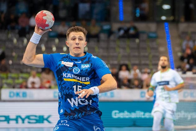 Handball I Herren I Saison 2025-2026 I Bundesliga I 11. Spieltag I TVB Stuttgart - HSG Wetzlar I 04.12.2025 Simone Mengon (15, TVB Stuttgart) im Wurf Stuttgart Porsche Arena Baden-Württemberg Deutschland Copyright: xLobeca MaxxPetershansx