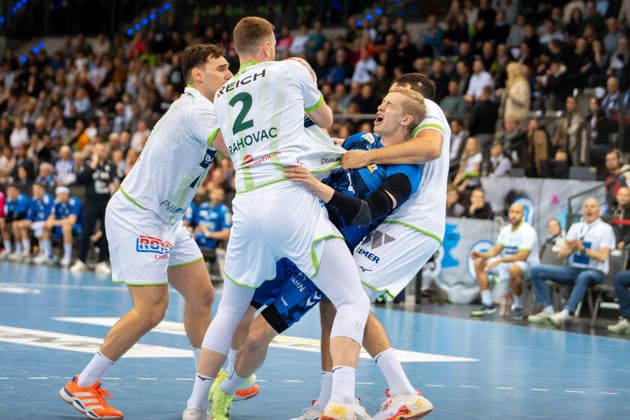 Handball I Herren I Saison 2025-2026 I Bundesliga I 11. Spieltag I TVB Stuttgart - HSG Wetzlar I 04.12.2025 Torben Matzken (22, TVB Stuttgart) verteidigt von Josip Simic (10, HSG Wetzlar), Nikola Grahovac (2, HSG Wetzlar) und Stefan Cavor (77, HSG Wetzlar) Stuttgart Porsche Arena Baden-Württemberg Deutschland Copyright: xLobeca MaxxPetershansx
