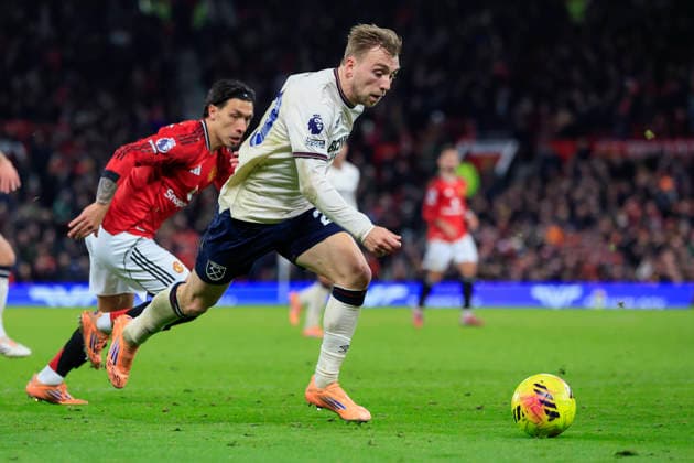 Manchester United, ManU v West Ham United Premier League 04 12 2025. Jarrod Bowen (20) of West Ham United runs with the ball during the Premier League match between Manchester United and West Ham United at Old Trafford, Manchester, England on 4 December 2025. Manchester Old Trafford Greater Manchester England Editorial use only DataCo restrictions apply See www.football-dataco.com , Copyright: xConorxMolloyx PSI-23335-0079