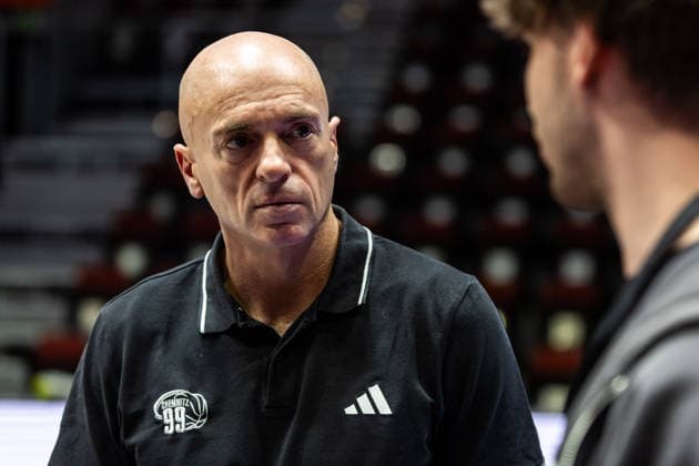 GER, BKT EuroCup, Saison 2025 2026, Niners Chemnitz - Turk Telekom Ankara. 04.12.2025, Messe, Chemnitz, GER, BKT EuroCup, Saison 2025 2026, Niners Chemnitz - Turk Telekom Ankara. Rodrigo Pastore (Head Coach), Niners Chemnitz Foto Alexander Trienitz Chemnitz Messe Sachsen Deutschland