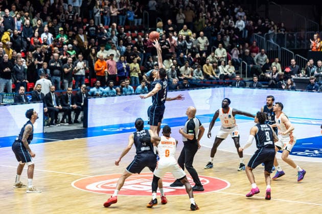 GER, BKT EuroCup, Saison 2025 2026, Niners Chemnitz - Turk Telekom Ankara. 04.12.2025, Messe, Chemnitz, GER, BKT EuroCup, Saison 2025 2026, Niners Chemnitz - Turk Telekom Ankara. Tipp off, Kevin Yebo (Niners Chemnitz, 0), Emircan Kosut (Turk Telekom Ankara 5) Foto Alexander Trienitz Chemnitz Messe Sachsen Deutschland