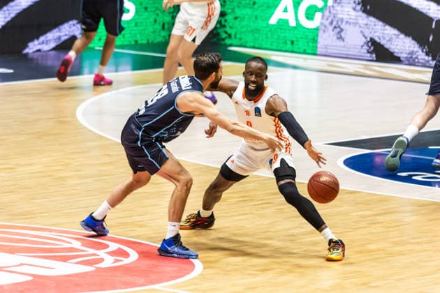 GER, BKT EuroCup, Saison 2025 2026, Niners Chemnitz - Turk Telekom Ankara. 04.12.2025, Messe, Chemnitz, GER, BKT EuroCup, Saison 2025 2026, Niners Chemnitz - Turk Telekom Ankara. Dogus Ozdemiroglu (Turk Telekom Ankara 18), John Edward Newman III (Niners Chemnitz, 9) Foto Alexander Trienitz Chemnitz Messe Sachsen Deutschland