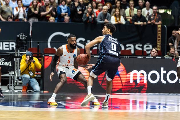 GER, BKT EuroCup, Saison 2025 2026, Niners Chemnitz - Turk Telekom Ankara. 04.12.2025, Messe, Chemnitz, GER, BKT EuroCup, Saison 2025 2026, Niners Chemnitz - Turk Telekom Ankara. Michael Jaden Devoe (Turk Telekom Ankara 0), Corey Davis Jr. (Niners Chemnitz, 5) Foto Alexander Trienitz Chemnitz Messe Sachsen Deutschland