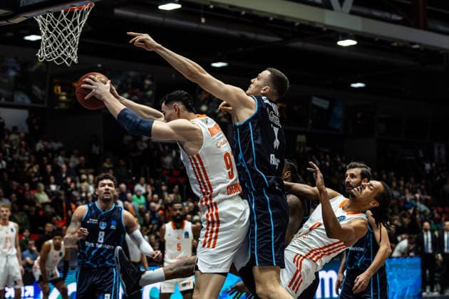GER, BKT EuroCup, Saison 2025 2026, Niners Chemnitz - Turk Telekom Ankara. 04.12.2025, Messe, Chemnitz, GER, BKT EuroCup, Saison 2025 2026, Niners Chemnitz - Turk Telekom Ankara. Yordan Minchev (Niners Chemnitz, 91), Marko Simonovic (Turk Telekom Ankara 11) Foto Alexander Trienitz Chemnitz Messe Sachsen Deutschland