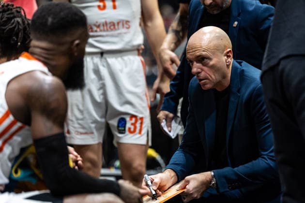 GER, BKT EuroCup, Saison 2025 2026, Niners Chemnitz - Turk Telekom Ankara. 04.12.2025, Messe, Chemnitz, GER, BKT EuroCup, Saison 2025 2026, Niners Chemnitz - Turk Telekom Ankara. Rodrigo Pastore (Head Coach), Niners Chemnitz spricht mit seinen Spielern Foto Alexander Trienitz Chemnitz Messe Sachsen Deutschland