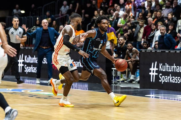 GER, BKT EuroCup, Saison 2025 2026, Niners Chemnitz - Turk Telekom Ankara. 04.12.2025, Messe, Chemnitz, GER, BKT EuroCup, Saison 2025 2026, Niners Chemnitz - Turk Telekom Ankara. Jaleen Smith (Turk Telekom Ankara 9), Corey Davis Jr. (Niners Chemnitz, 5) Foto Alexander Trienitz Chemnitz Messe Sachsen Deutschland
