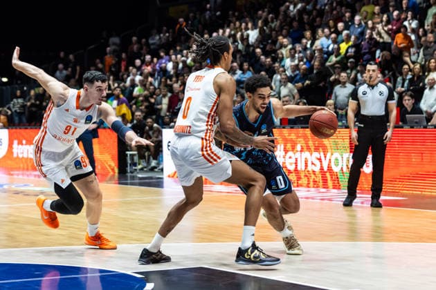 GER, BKT EuroCup, Saison 2025 2026, Niners Chemnitz - Turk Telekom Ankara. 04.12.2025, Messe, Chemnitz, GER, BKT EuroCup, Saison 2025 2026, Niners Chemnitz - Turk Telekom Ankara. Michael Jaden Devoe (Turk Telekom Ankara 0), Kevin Yebo (Niners Chemnitz, 0) Foto Alexander Trienitz Chemnitz Messe Sachsen Deutschland