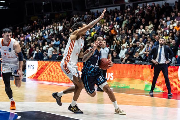 GER, BKT EuroCup, Saison 2025 2026, Niners Chemnitz - Turk Telekom Ankara. 04.12.2025, Messe, Chemnitz, GER, BKT EuroCup, Saison 2025 2026, Niners Chemnitz - Turk Telekom Ankara. Michael Jaden Devoe (Turk Telekom Ankara 0), Kevin Yebo (Niners Chemnitz, 0) Foto Alexander Trienitz Chemnitz Messe Sachsen Deutschland