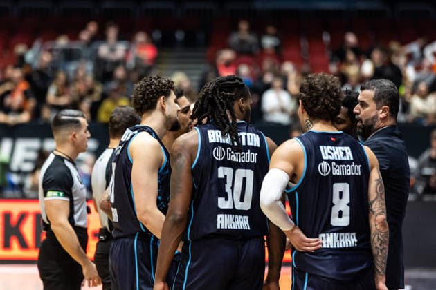 GER, BKT EuroCup, Saison 2025 2026, Niners Chemnitz - Turk Telekom Ankara. 04.12.2025, Messe, Chemnitz, GER, BKT EuroCup, Saison 2025 2026, Niners Chemnitz - Turk Telekom Ankara. Erdem Can (Head Coach), Turk Telekom Ankara spricht mit seinen Spielern Foto Alexander Trienitz Chemnitz Messe Sachsen Deutschland