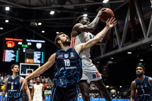 GER, BKT EuroCup, Saison 2025 2026, Niners Chemnitz - Turk Telekom Ankara. 04.12.2025, Messe, Chemnitz, GER, BKT EuroCup, Saison 2025 2026, Niners Chemnitz - Turk Telekom Ankara. Amadou Sow (Niners Chemnitz, 12), Dogus Ozdemiroglu (Turk Telekom Ankara 18) Foto Alexander Trienitz Chemnitz Messe Sachsen Deutschland