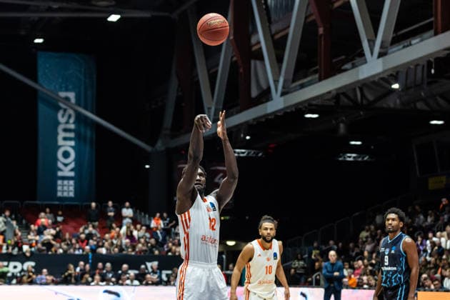 GER, BKT EuroCup, Saison 2025 2026, Niners Chemnitz - Turk Telekom Ankara. 04.12.2025, Messe, Chemnitz, GER, BKT EuroCup, Saison 2025 2026, Niners Chemnitz - Turk Telekom Ankara. Amadou Sow (Niners Chemnitz, 12) bei einem Freiwurf Foto Alexander Trienitz Chemnitz Messe Sachsen Deutschland