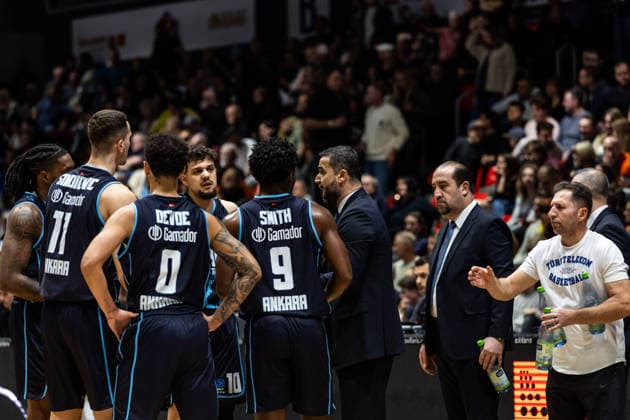 GER, BKT EuroCup, Saison 2025 2026, Niners Chemnitz - Turk Telekom Ankara. 04.12.2025, Messe, Chemnitz, GER, BKT EuroCup, Saison 2025 2026, Niners Chemnitz - Turk Telekom Ankara. Erdem Can (Head Coach), Turk Telekom Ankara spricht mit seinen Spielern Foto Alexander Trienitz Chemnitz Messe Sachsen Deutschland
